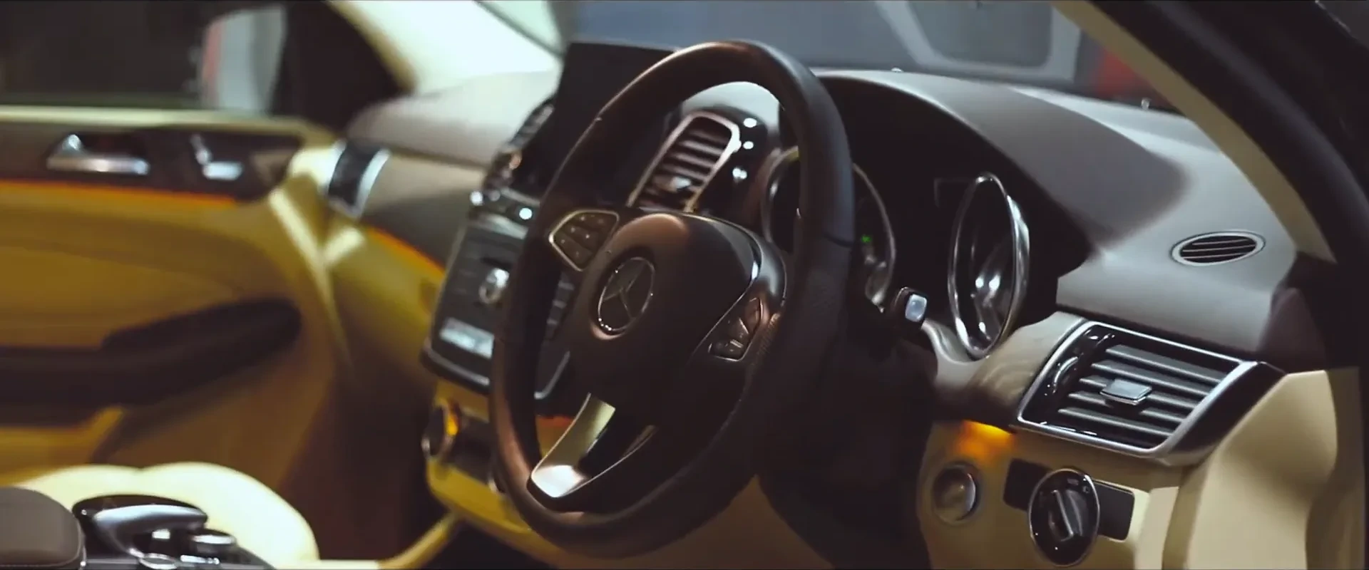 Frame from Mercedes-Benz Global Star, at 1:08